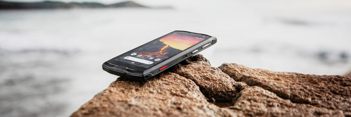 Téléphone portable Crosscall sur plage rocheuse